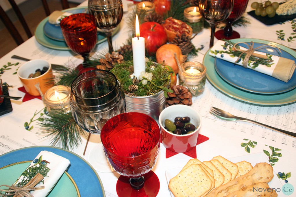 mesa navideña con elementos vegetales