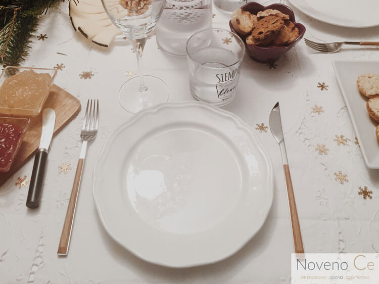 mesa de Navidad en blanco y dorado