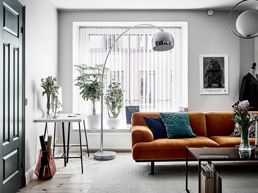 Érase una casa con un precioso sofá color mostaza - Noveno Ce