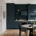Muebles de cocina azul mimetizados con la pared